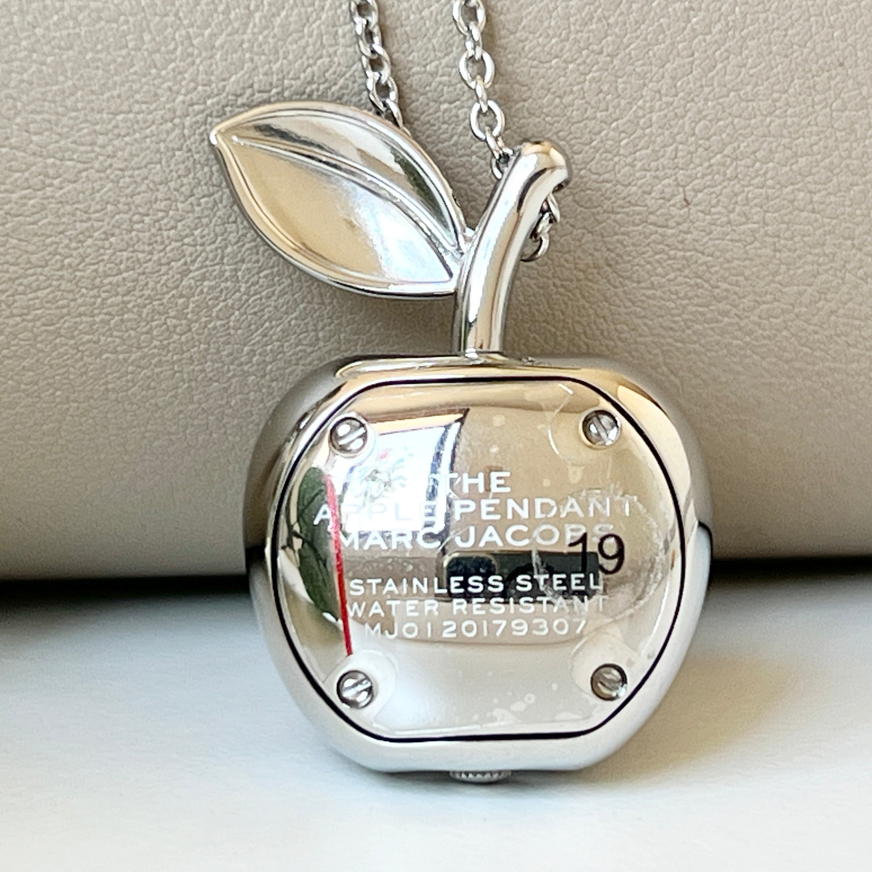 THE APPLE PENDANT / MJ0120179307 – TIME BOX official site